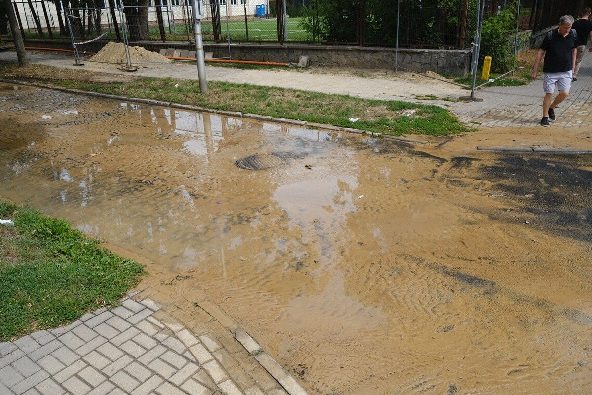 Woda i błoto na ul. Godebskiego