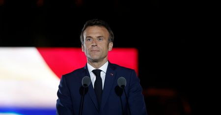 Tak Francja zareagowała na wygraną Macrona. "Wymowna scena"
