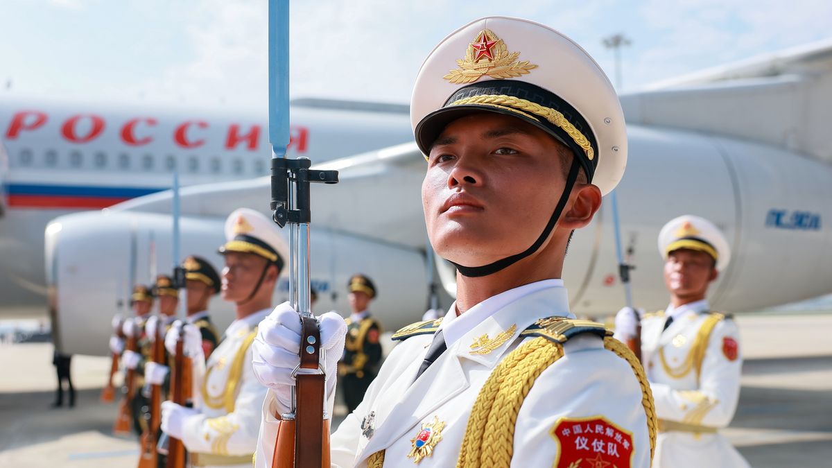 epaselect epa12339057 Chinese honour guards take part in a welcome ceremony for Russian President Vladimir Putin (not pictured) upon his arrival at the Binhai International Airport in Tianjin, China, 31 August 2025. Russian President Vladimir Putin is in China from 31 August to 03 September. He will be attending a military parade in Beijing on 03 September as a guest of honor to commemorate the 80th anniversary of Japan's defeat in World War II. In Tianjin he will address a summit of the Shanghai Cooperation Organisation (SCO). EPA/VLADIMIR SMIRNOV/SPUTNIK/KREMLIN POOL MANDATORY CREDIT Dostawca: PAP/EPA.