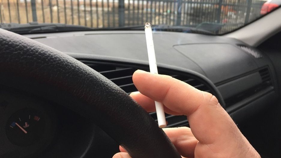 Palenie papierosów w samochodzie