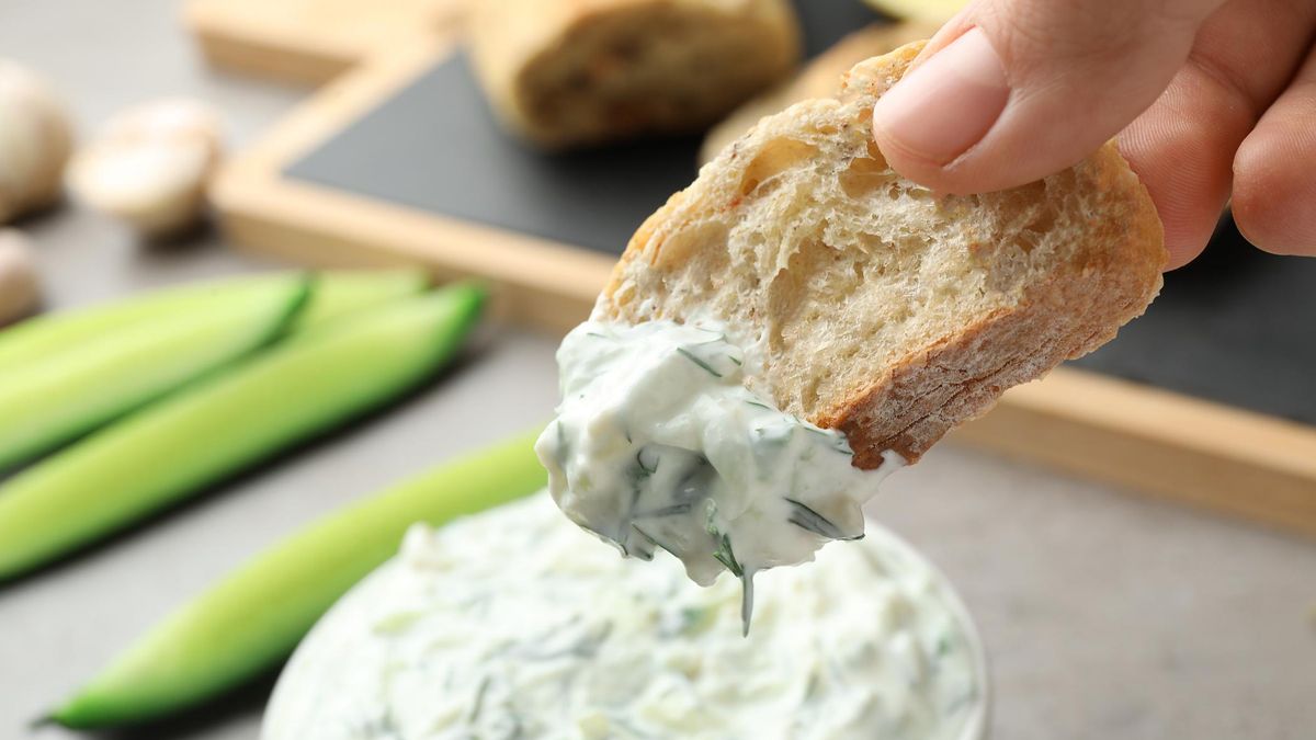 Sos tzatziki na kawałku pieczywa