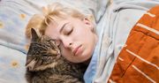 Twój kot nie daje ci spać w nocy? Znamy powód