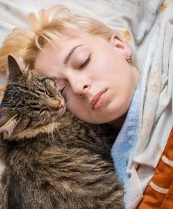 Twój kot nie daje ci spać w nocy? Znamy powód