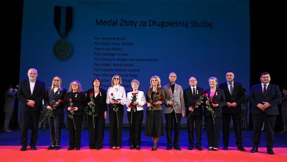Wojewódzkie obchody Święta Edukacji Narodowej w Kielcach. Na zdjęciu nauczyciele odznaczeni Złotym Medalem za Długoletnią Służbę.