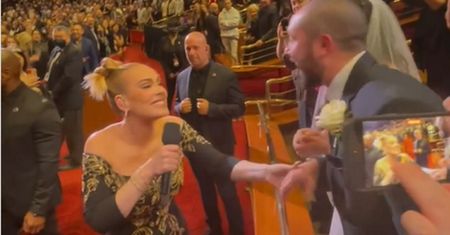Adel aż się zatrzymała. Tak ubrani przyszli na jej koncert