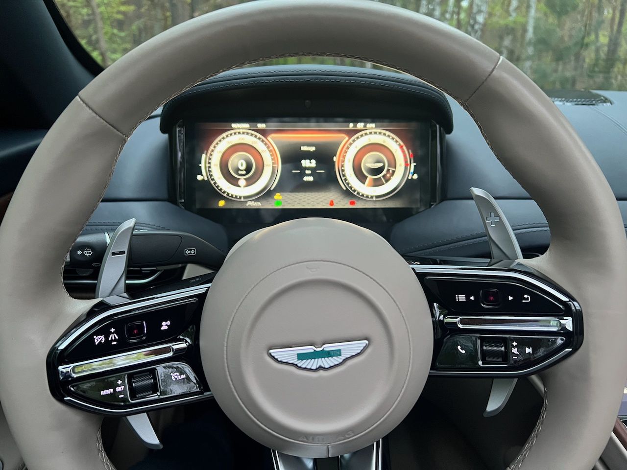 Aston Martin DB12 Volante
