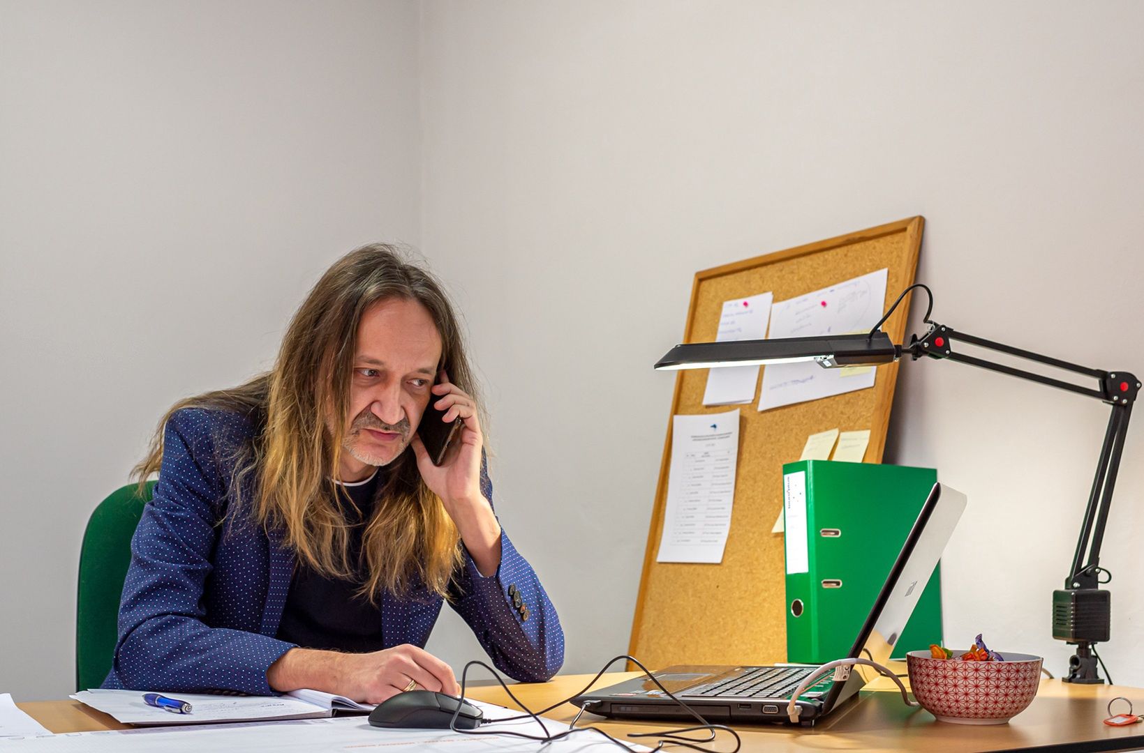Bytom. Dyżur przy telefonie interwencyjnym pełni Andrzej Falkiewicz, specjalista pracy socjalnej.