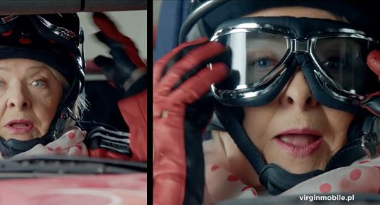 Gigababcia w driftującym samochodzie reklamuje GigaGigaNet w Virgin Mobile (wideo)