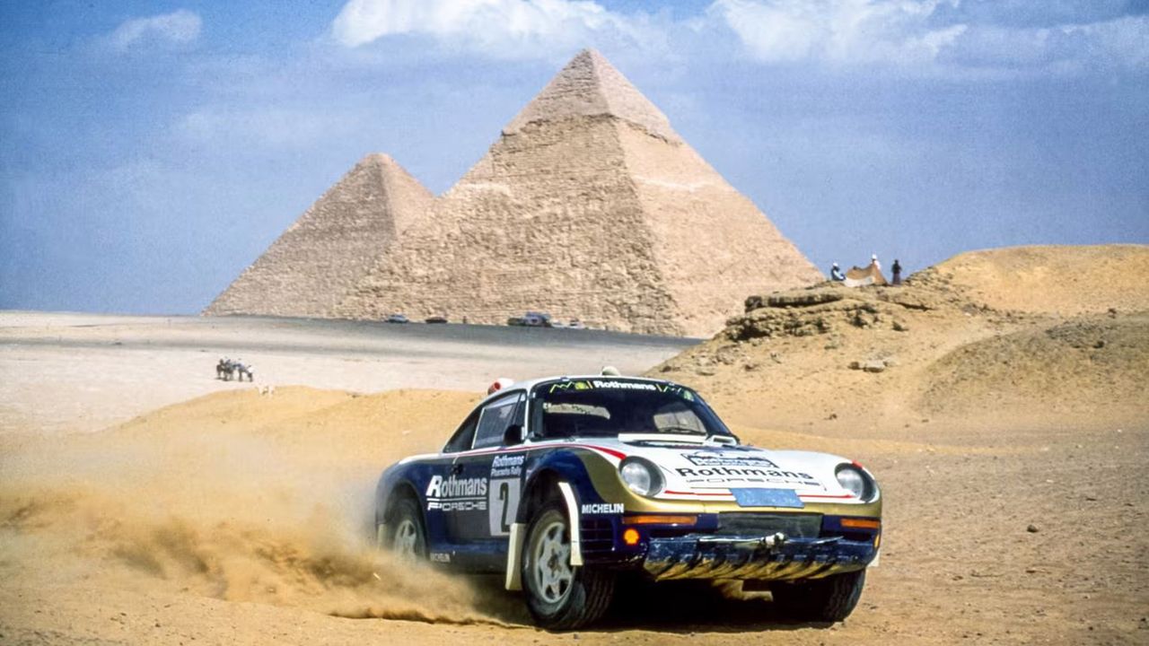 Porsche 959 na tle piramid podczas Rajdu Faraonów