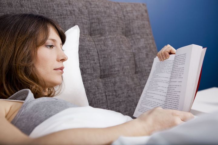 Czytanie książki w łóżku