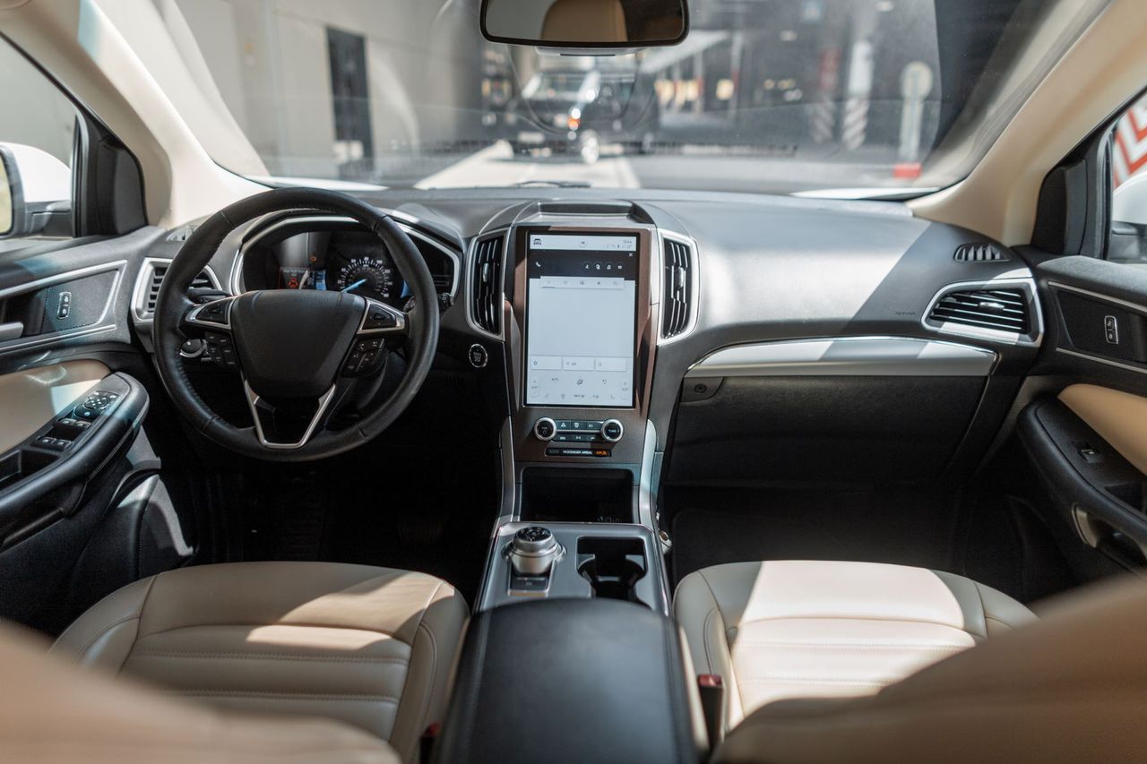 Nowoczesne kokpity a rozproszenie uwagi: ergonomia, która wydłuża czas reakcji. Ile uwagi kierowcy zabiera technologia?