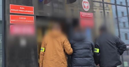 Rejestrowali "na lewo" setki wadliwych aut. Afera korupcyjna we Wrocławiu