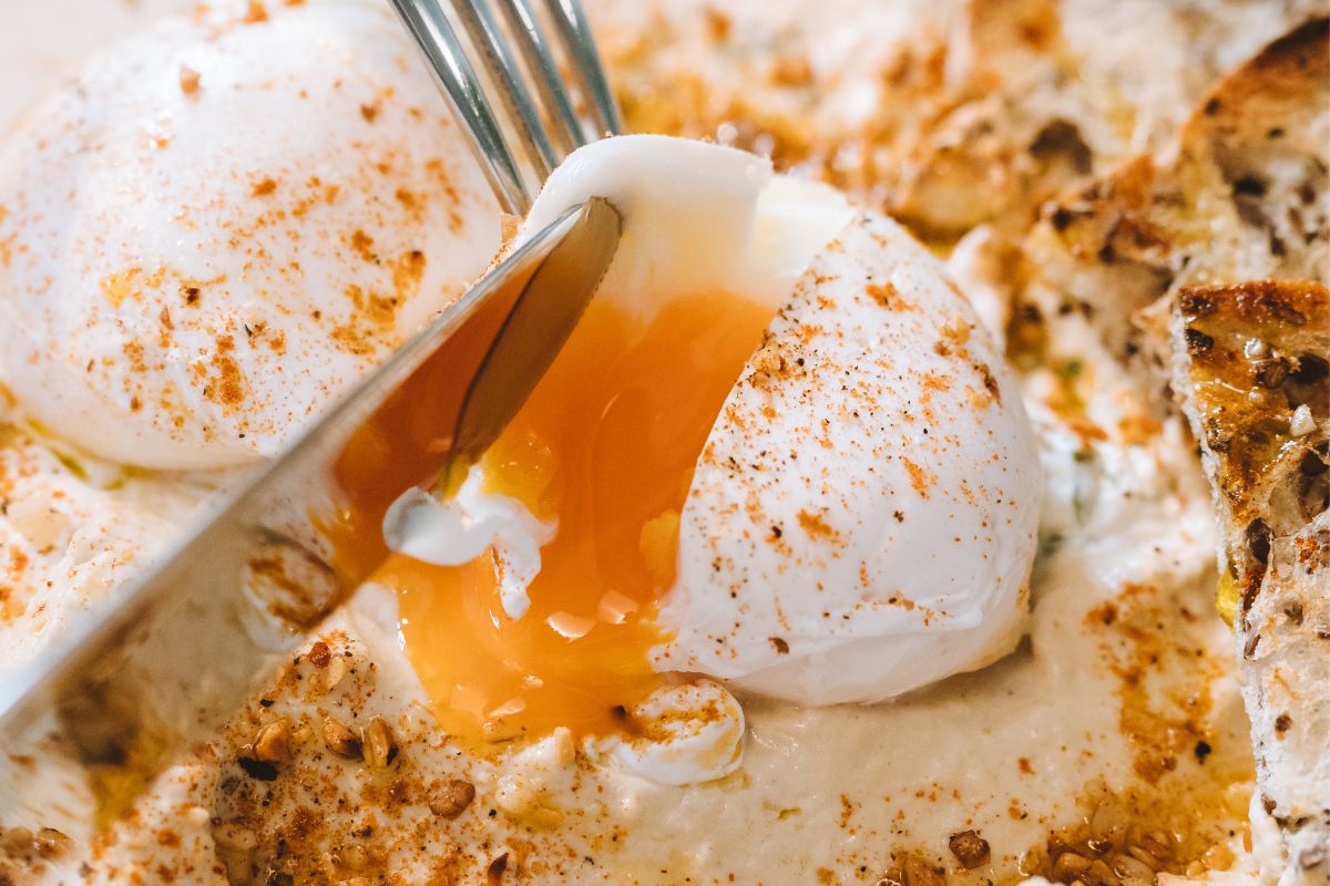 Jajka sadzone na occie robią wrażenie. Ten przepis ma już 140 lat