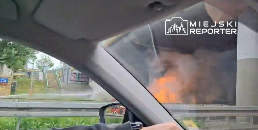 Fot. Czytelnik Miejskiego Reportera. Pożar samochodu osobowego na Wale Miedzeszyńskim