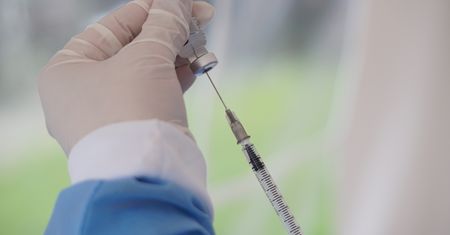 Na oczach ojca zaszczepił 9-latkę na COVID