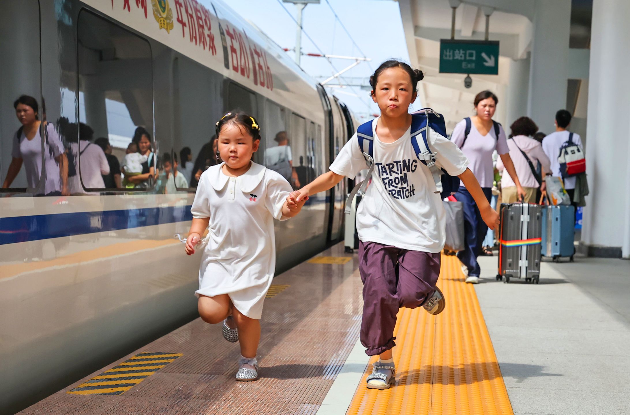 LIANYUNGANG, CHINA - JULY 1, 2025 - Two children are traveling by train at Lianyungang Railway Station in Lianyungang City, Jiangsu Province, China on July 1, 2025. (Photo credit should read CFOTO/Future Publishing via Getty Images)