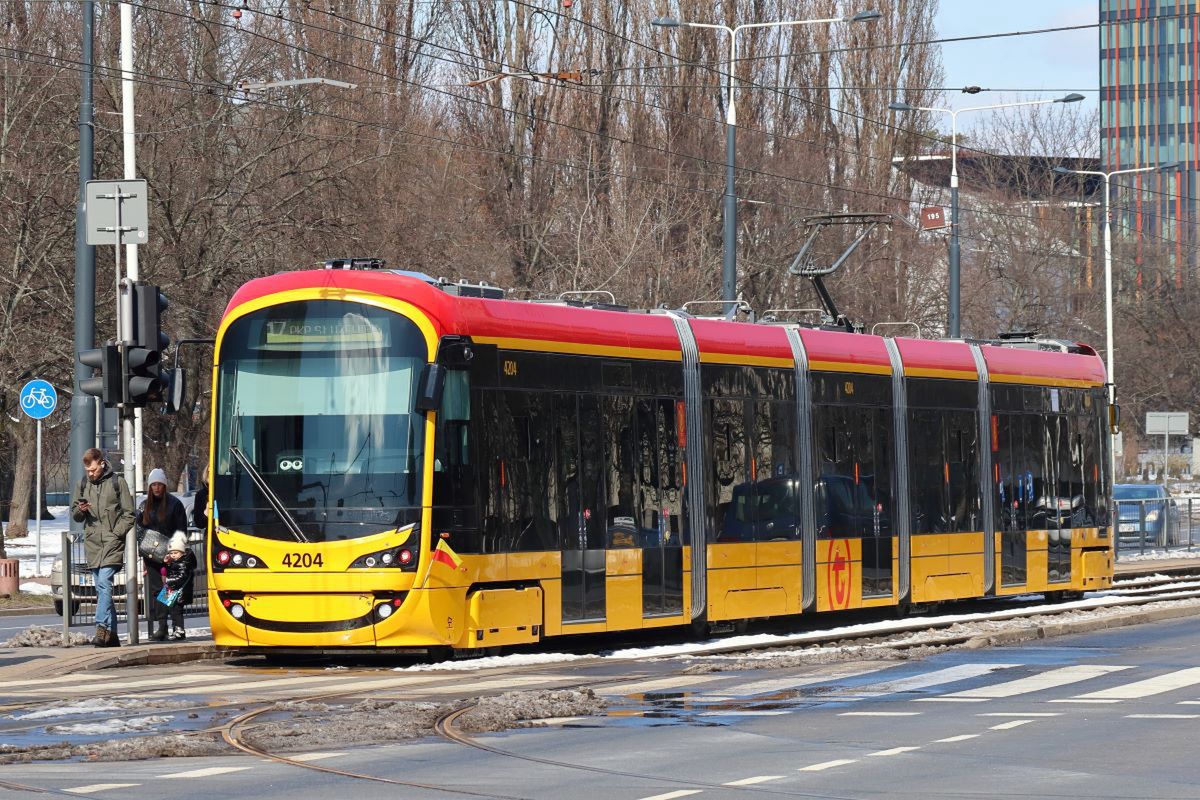 Poważny wypadek w Warszawie. Kobieta wpadła pod tramwaj