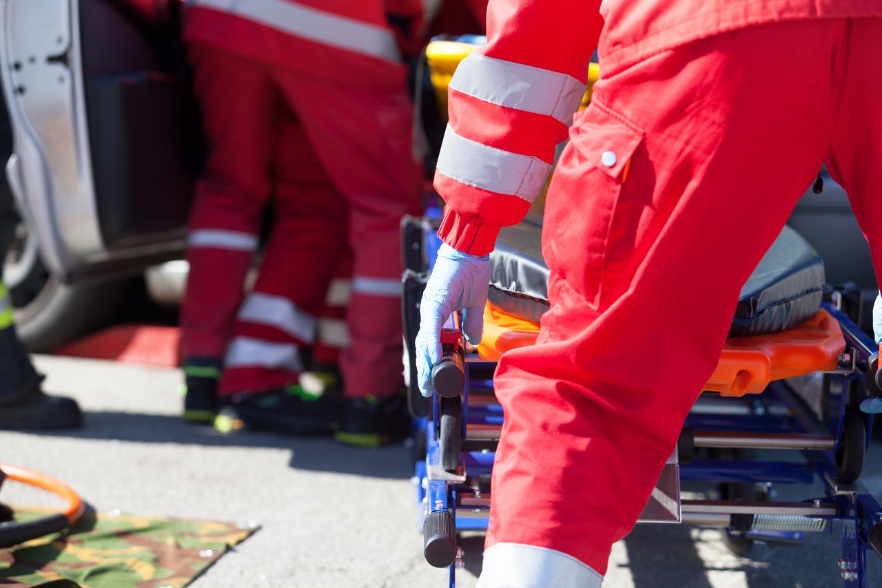 Swarzędz. 50-latek zasłabł koło przychodni. Na pomoc wezwano karetkę, chociaż w tłumie miała być pielęgniarka i lekarka 