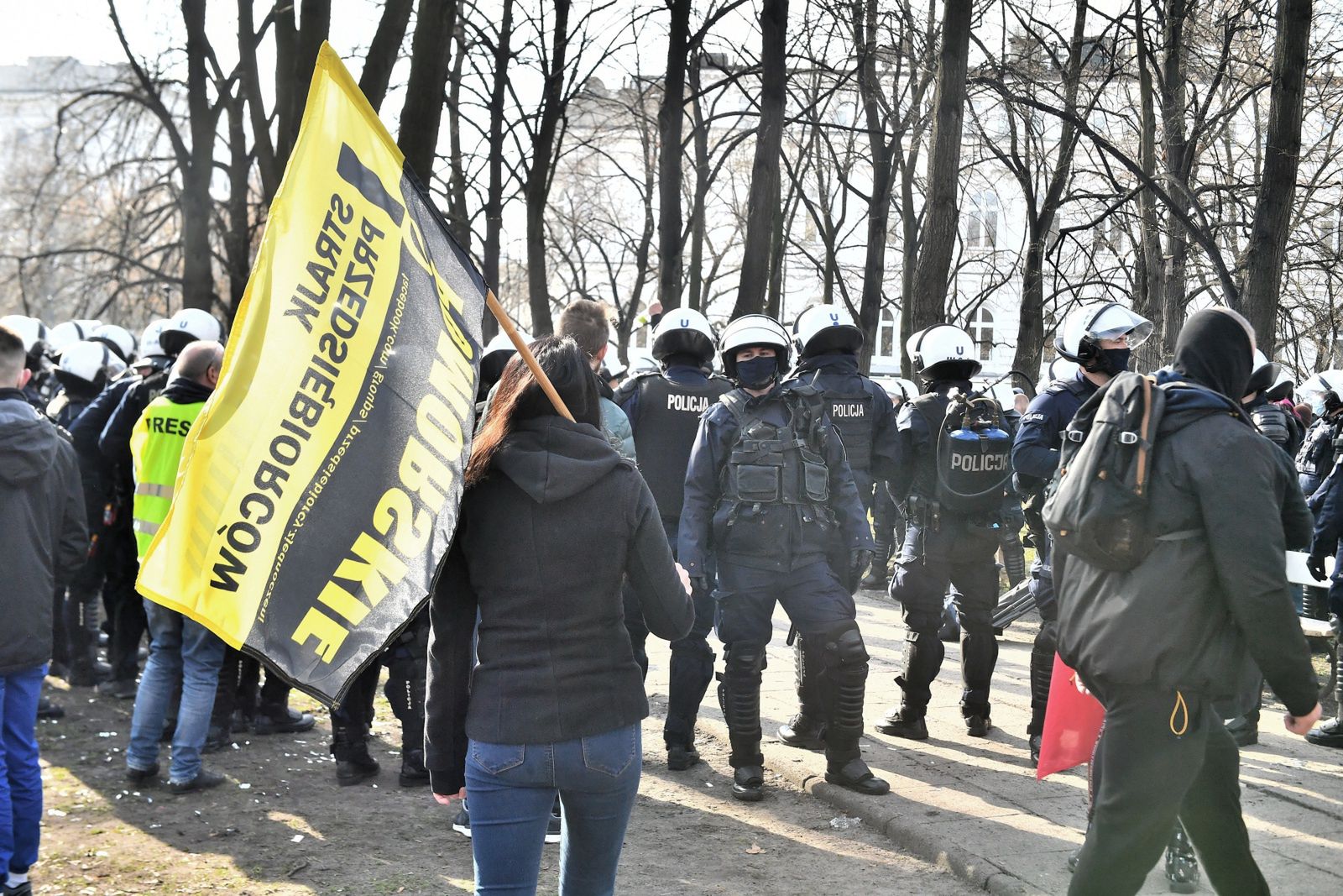 Rocznica smoleńska. Taczka z kukłą, protesty i zatrzymania w Warszawie
