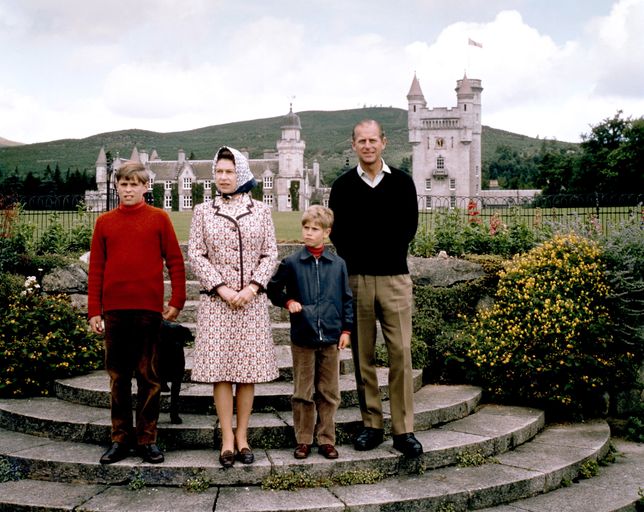 Królowa Elżbieta z mężem i synami przez zamkiem Balmoral w 1972 roku