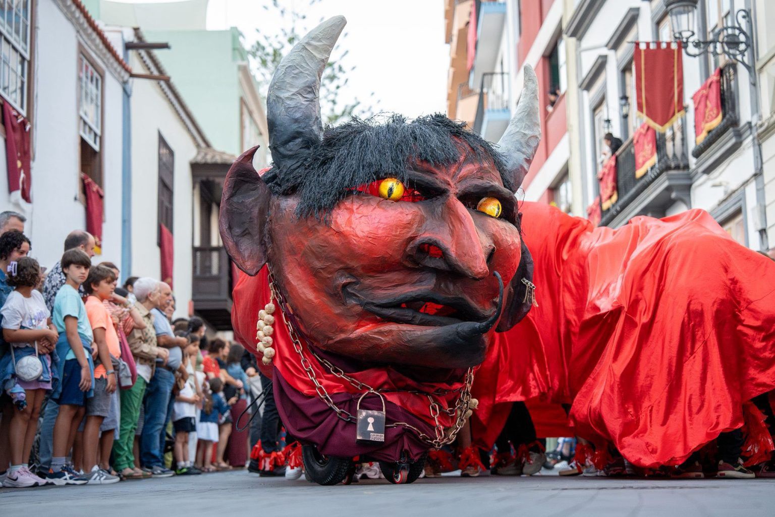 Barwne procesje przechodzą przez wyspę La Palma