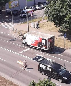 Trumna na środku ulicy. Wypadła z karawanu