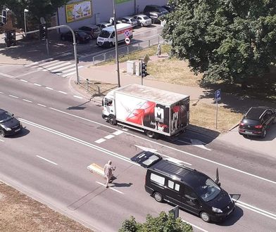 Trumna na środku ulicy. Wypadła z karawanu
