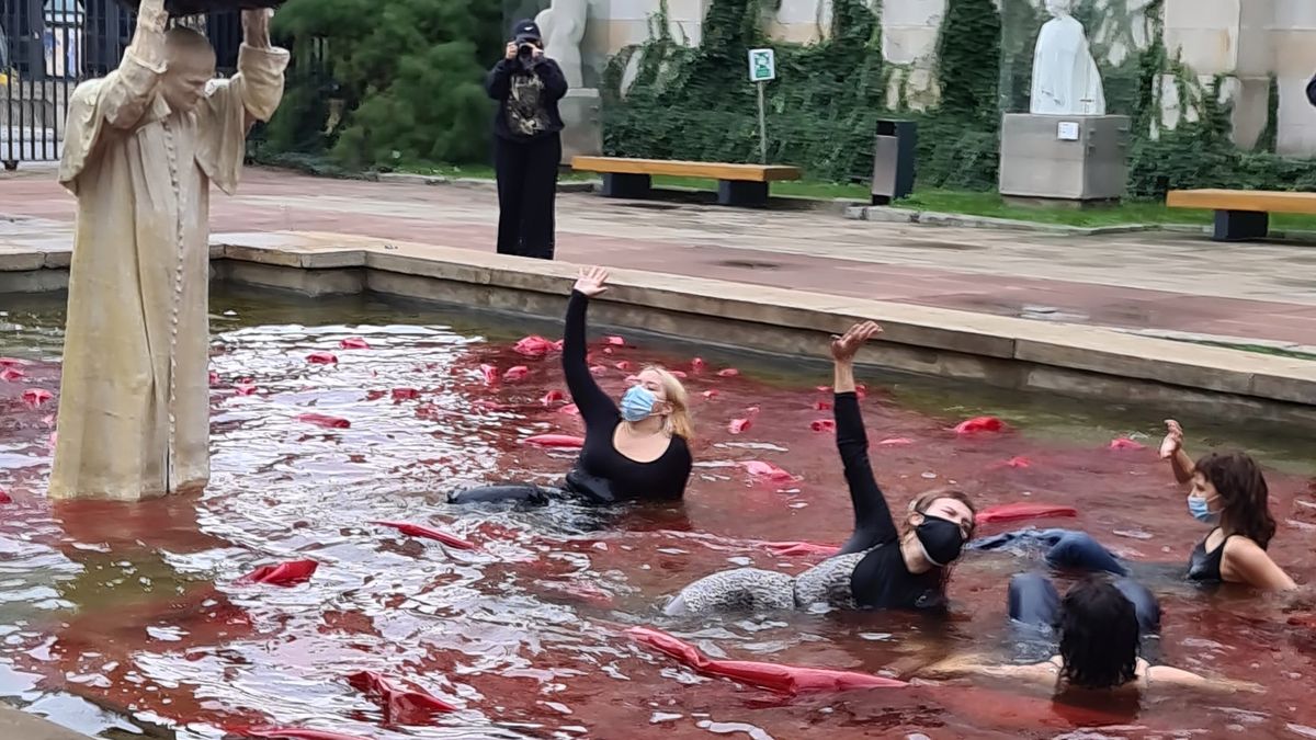 Zdjęcie dnia. Aktywistki protestują przed pomnikiem Jana Pawła II w Warszawie 1