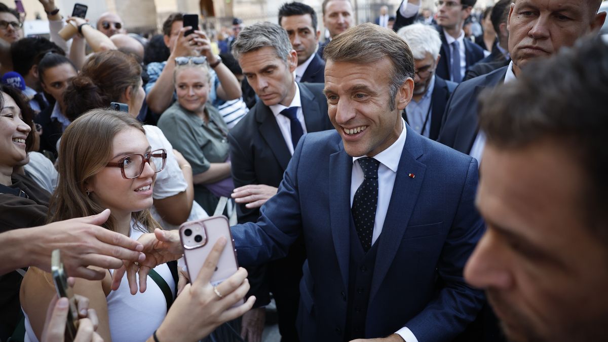 French President Emmanuel Macron (C) shakes hands after his visit at Notre Dame ahead of Local Heritage Days to celebrate the reopening of the cathedrals Towers to visitors in Paris, France, 19 September 2025. After a devastating fire in 2019, Notre Dame Cathedral reopened in December 2024 for services and visits. EPA/YOAN VALAT / POOL Dostawca: PAP/EPA.