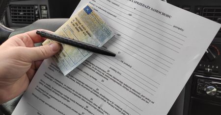 Po sprzedaży auta stracił 40 tys. zł na dwa tygodnie. Teraz przestrzega