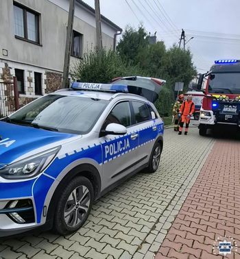 Pożar we Włoszczowie. Policjanci wynieśli 87-latkę z zadymionego domu