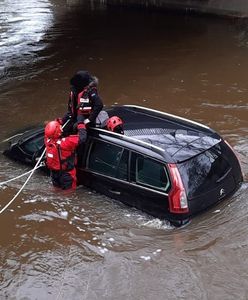 Rozpaczliwa akcja w Lubuskiem. Rzeka porwała auto