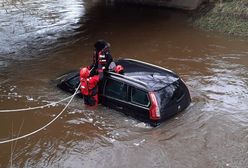 Rozpaczliwa akcja w Lubuskiem. Rzeka porwała auto