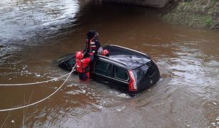 Rozpaczliwa akcja w Lubuskiem. Rzeka porwała auto