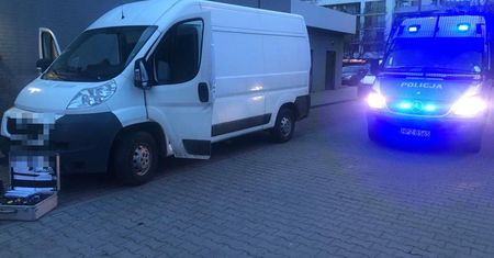 Mężczyzna pobladł i zaniemówił. Powód był w torbach, na pace peugeota