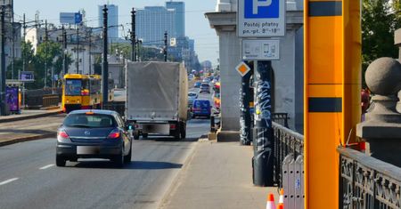 Warszawa. Fotoradary z Poniatowskiego w gotowości bojowej. Wchodzą w system