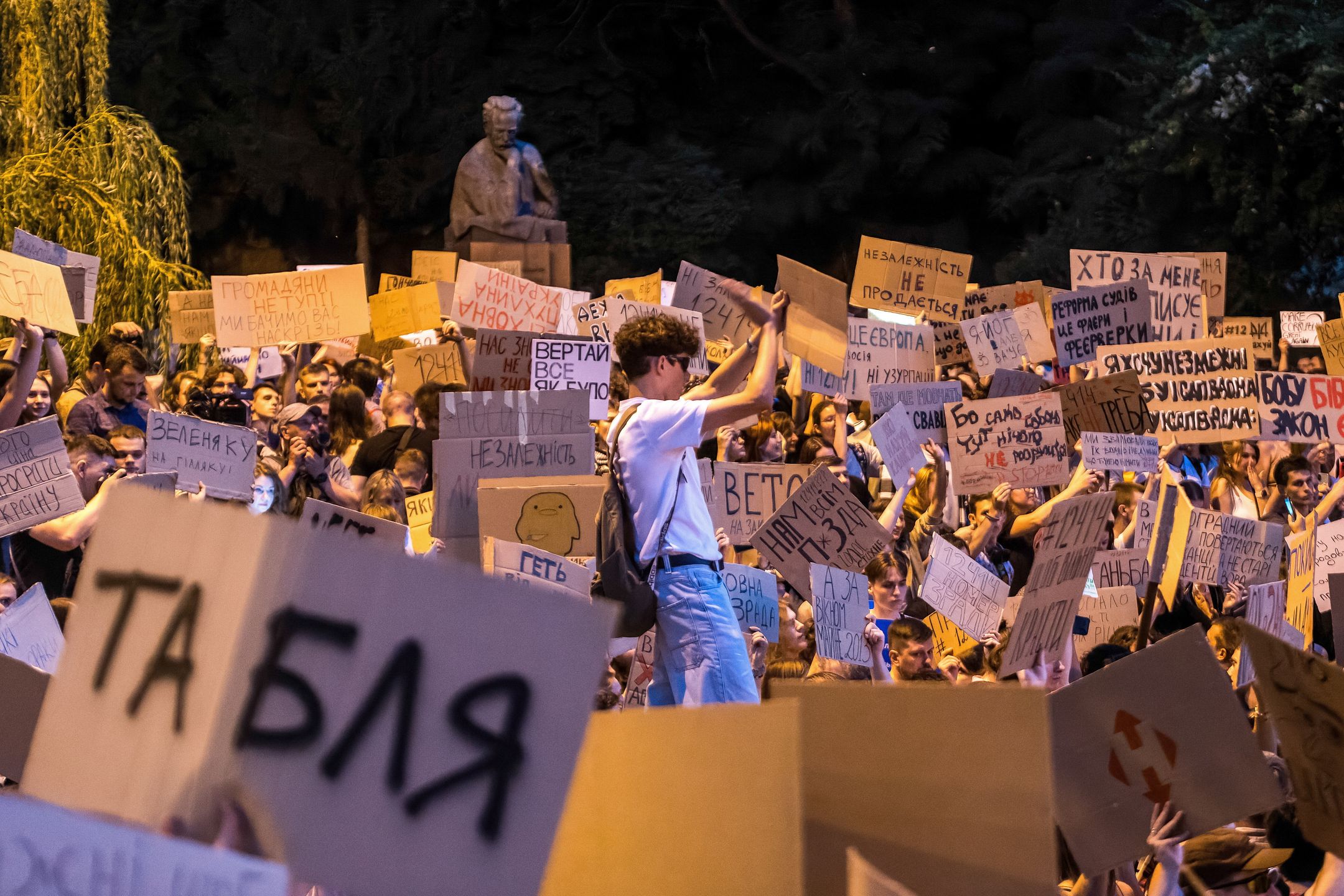 Kijów, Ukraina, 23.07.2025. Wiec przeciwko przyjętej przez Radę Najwyższą ustawie, która ogranicza niezależność Narodowego Biura Antykorupcyjnego Ukrainy (NABU) i Specjalnej Prokuratury Antykorupcyjnej (SAP), w Kijowie, 23 bm. Dzisiaj w wielu dużych miastach Ukrainy, w tym w Kijowie, Charkowie, Lwowie, Winnicy i Mikołajowie, odbyły się protesty. (ad) PAP/Vladyslav Musiienko ***Do tego materiału zdjęciowego dostępna jest również depesza w systemie CSI, pt.: Ukraina/ Zełenski zapowiedział stworzenie nowej ustawy o instytucjach antykorupcyjnych***