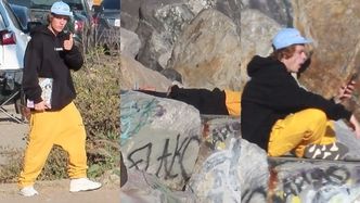Znudzony Justin Bieber medytuje na skałach, szukając inspiracji w smartfonie (ZDJĘCIA)