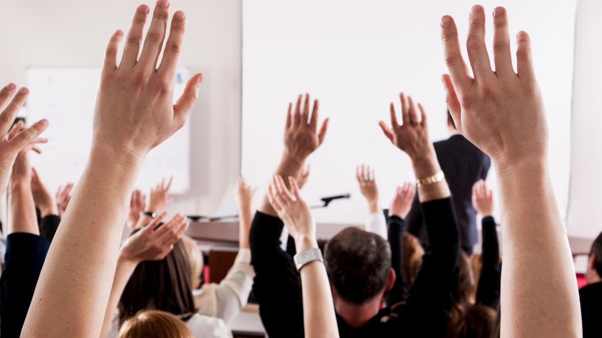 Konformizm, najogólniej rzecz ujmując, to dostosowanie się człowieka do norm obowiązujących w grupie.