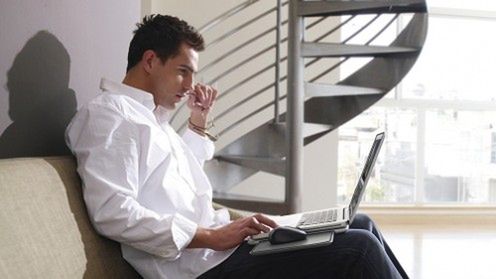 Podkładka dla lubiących korzystać z laptopa na kanapie 1