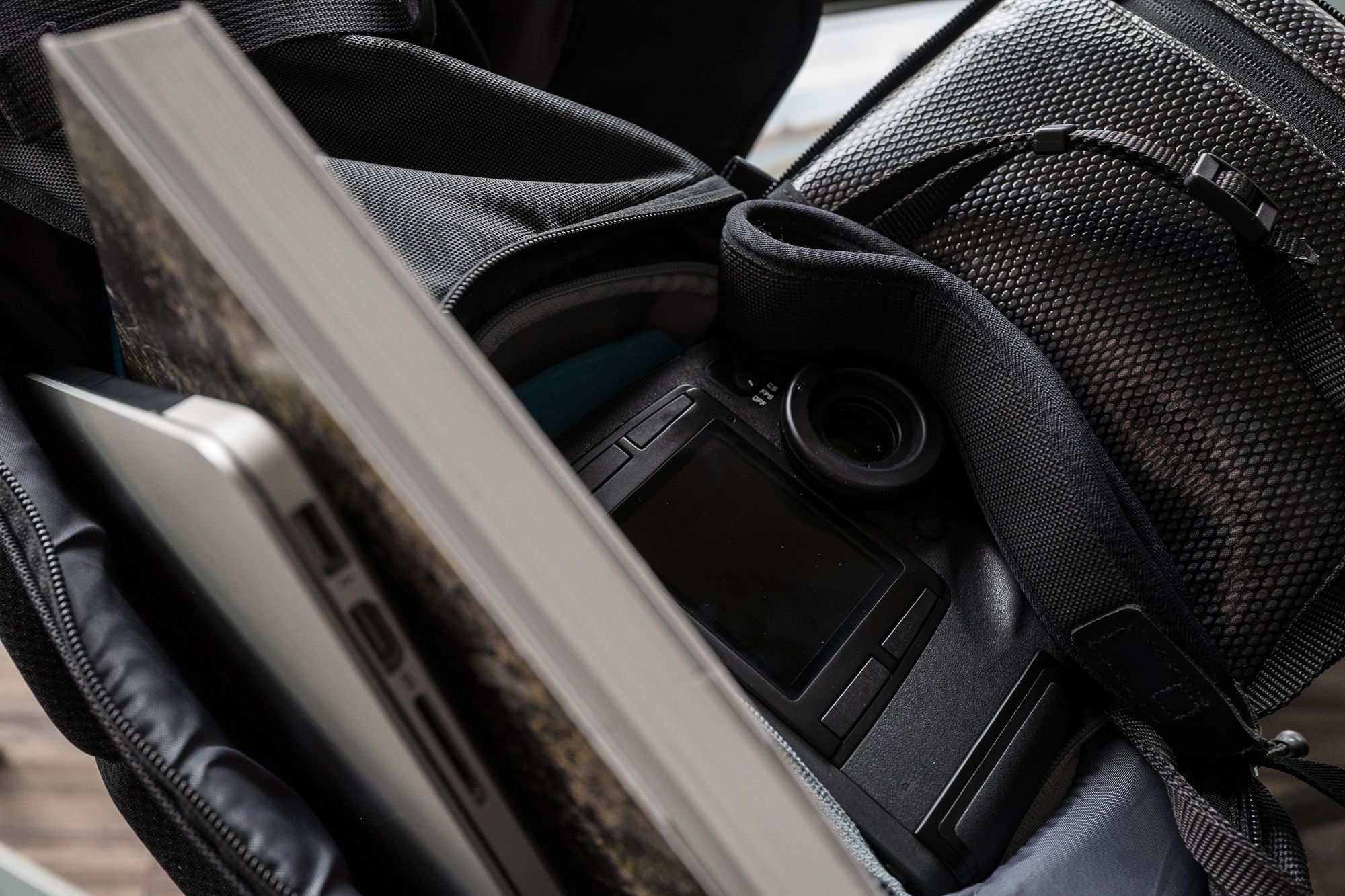 Thule Covert DSLR Rolltop - plecak fotograficzny dla aktywnych mieszczuchów [test] 8