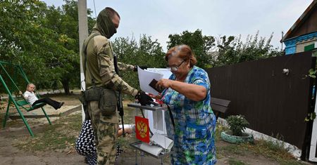 Ktoś się sprzeciwi? Tak wygląda głosowanie na okupowanych przez Rosję terenach w Ukrainie