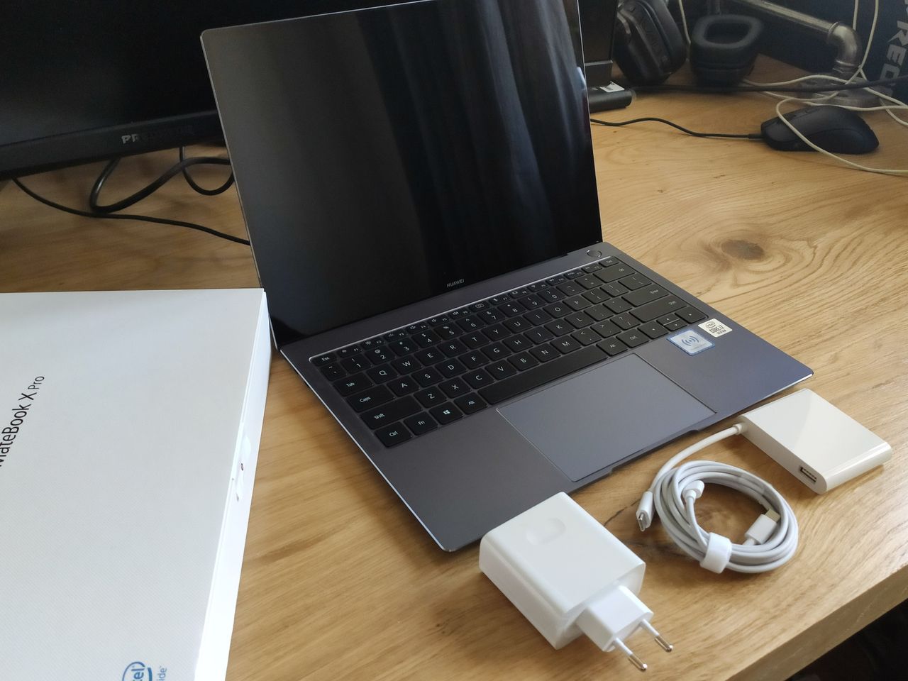 MateBook X Pro jest malutki, nie zajmuje dużo miejsca na biurku