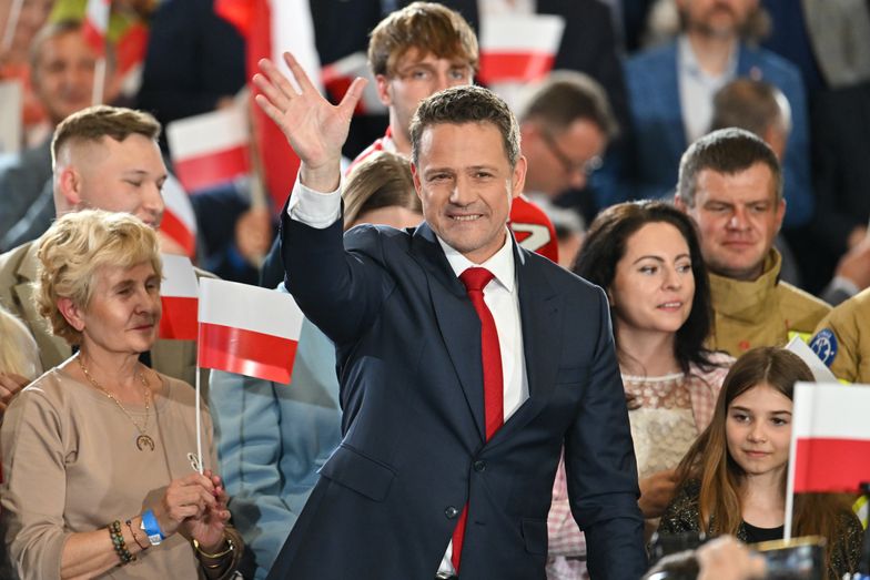 Sandomierz, 18.05.2025. Wybory prezydenta RP - I tura. Kandydat KO w wyborach prezydenckich, prezydent Warszawy Rafał Trzaskowski (C) w sztabie wyborczym w Hali Sportowo-Widowiskowej MOSiR w Sandomierzu, 18 bm. Zakończyło się głosowanie w I turze wyborów prezydenta RP. (mr) PAP/Piotr Polak