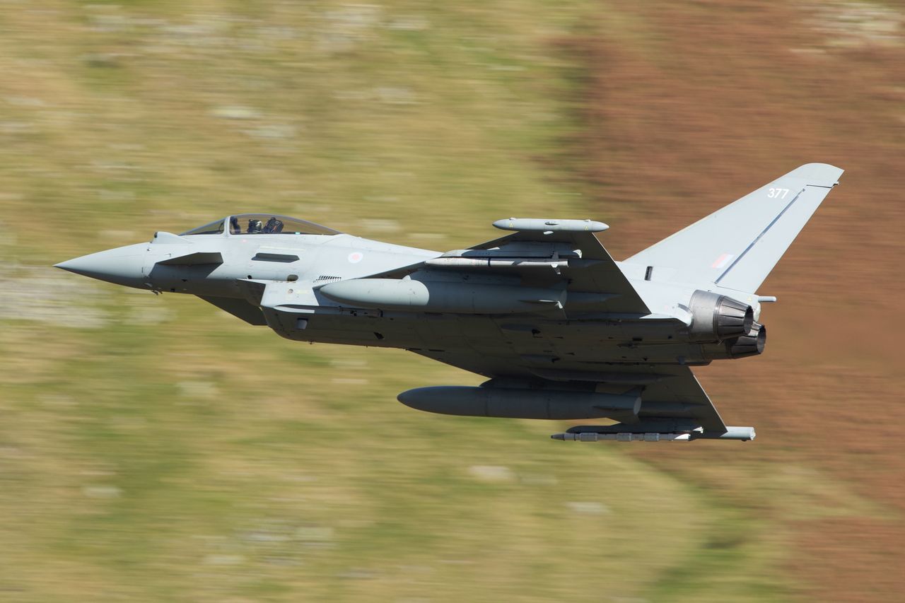 Brytyjski Eurofighter Typhoon podczas ćwiczeń.