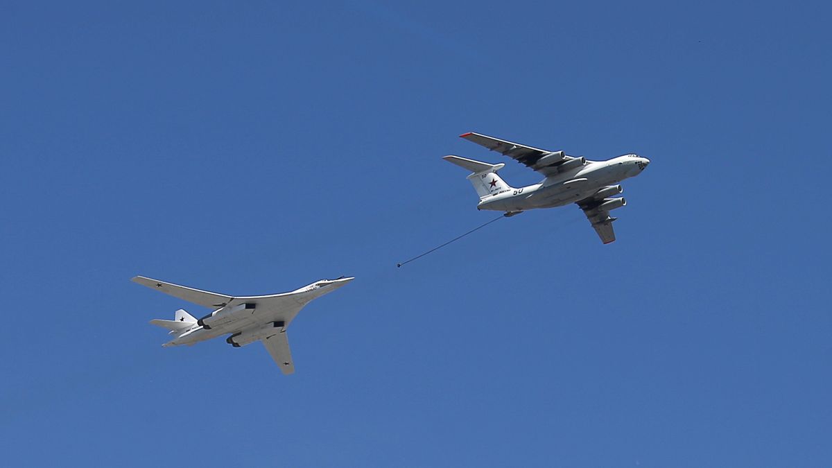 Bombowiec Tu-160 oraz Ił-78 podczas parady w Rosji z okazji Dnia Zwycięstwa.