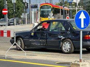 Warszawa: Zderzenie tramwaju z autem w Wilanowie. Motorniczy wysiadł i został potrącony przez autobus miejski