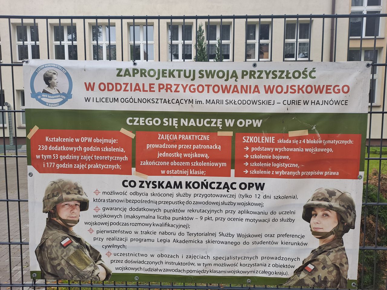 Plakat zachęcający do nauki w Oddziale Przygotowania Wojskowego w liceum w Hajnówce