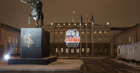 Wymowna grafika. Wizerunki polityków na Pałacu Prezydenckim