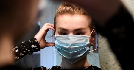 Obowiązkowe maseczki. UOKiK liczy na działanie minister rozwoju